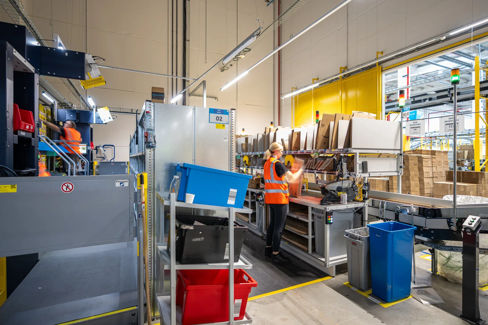 Reportage d'un site logistique Amazon