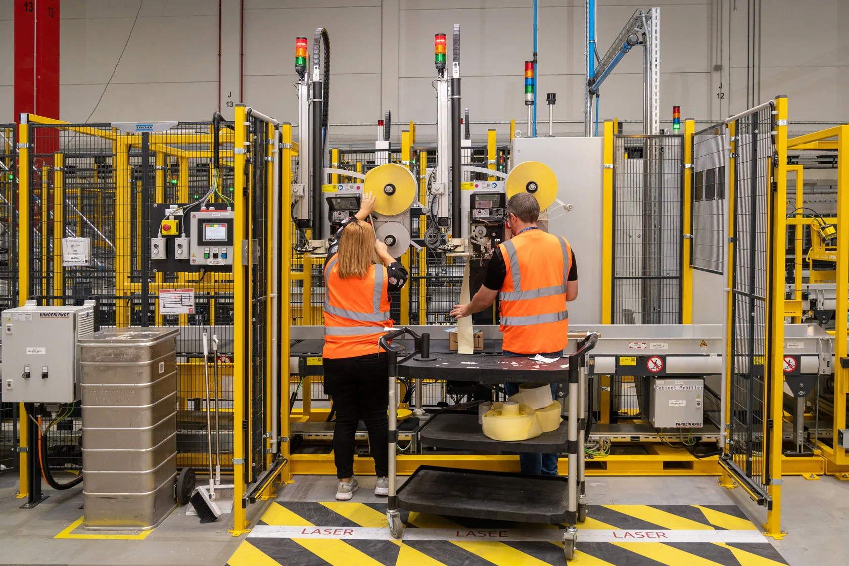 Reportage d'un site logistique Amazon