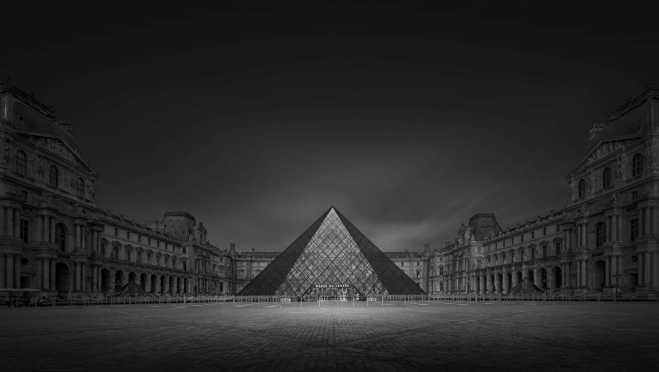 Pyramide du Louvre, Paris, FR