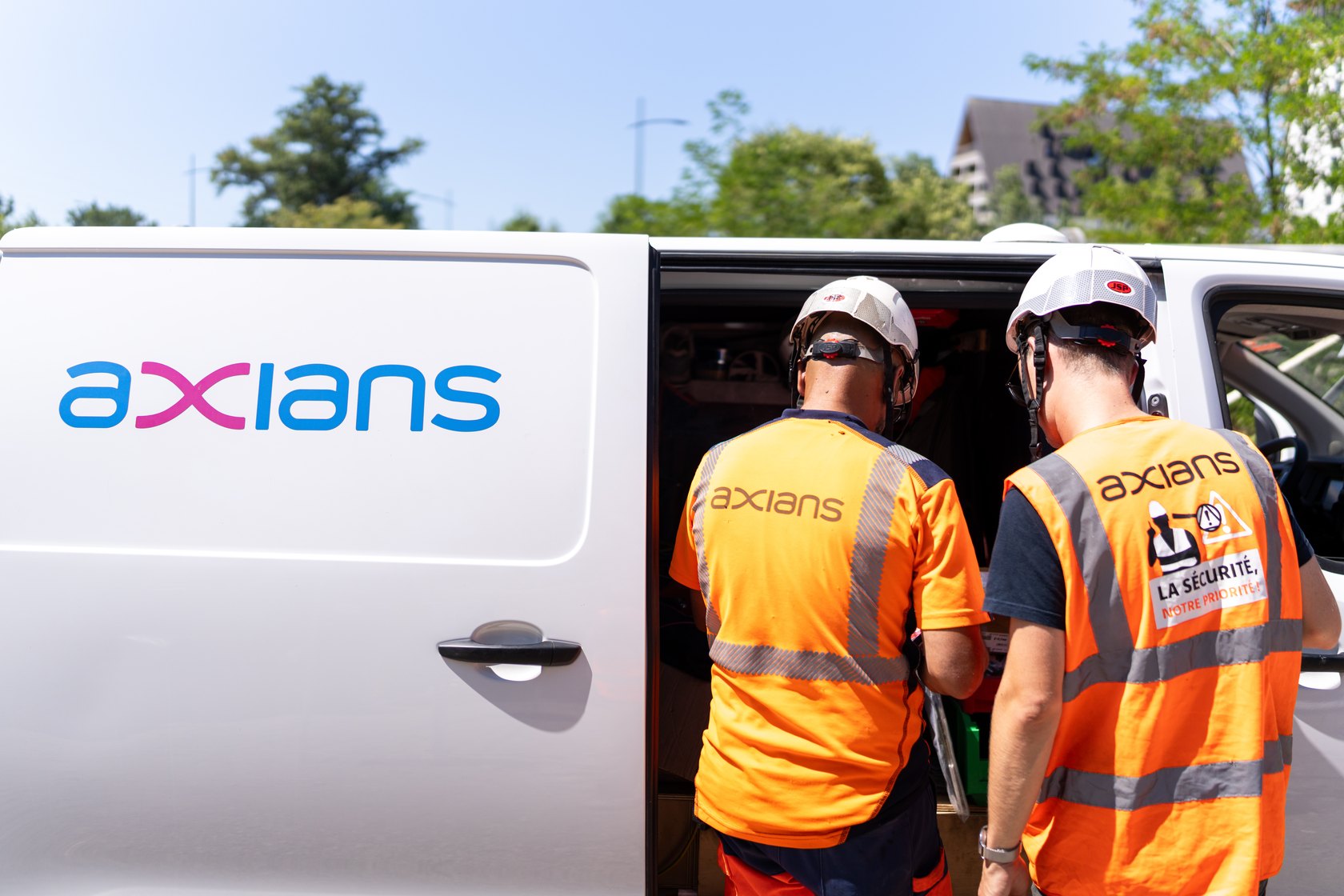 Raising an Axians telecom mast in Strasbourg