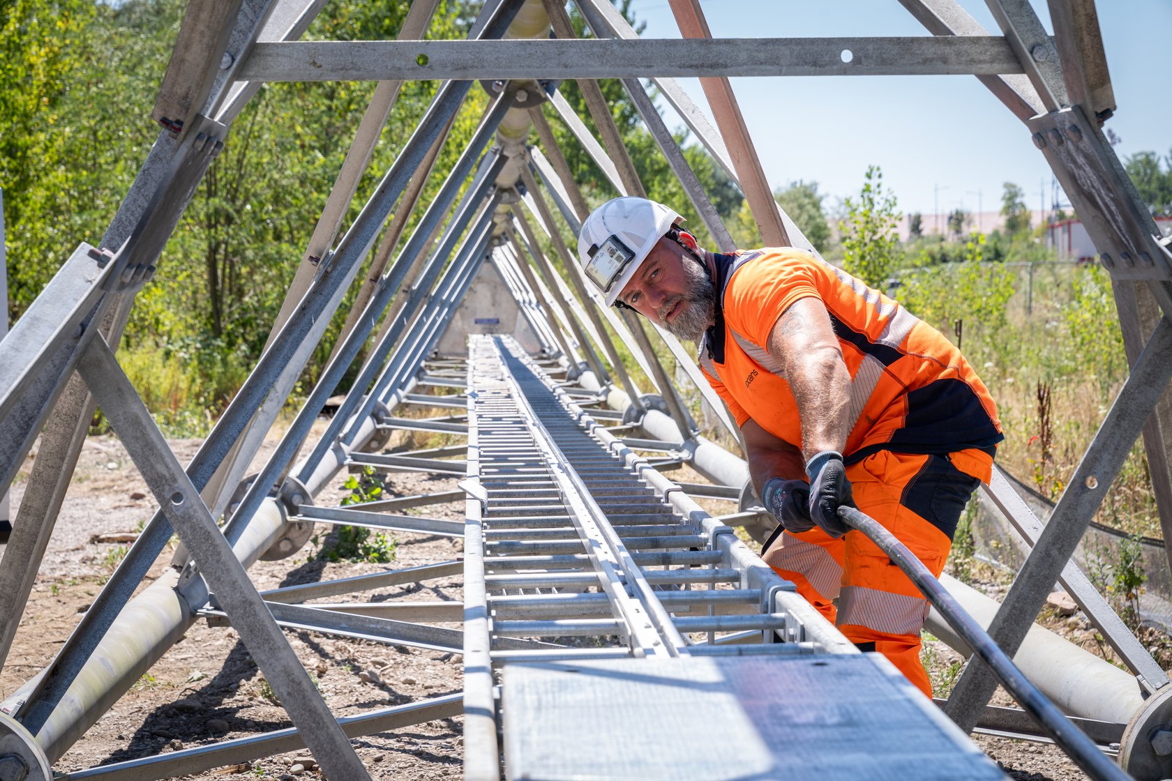 Raising an Axians telecom mast in Strasbourg