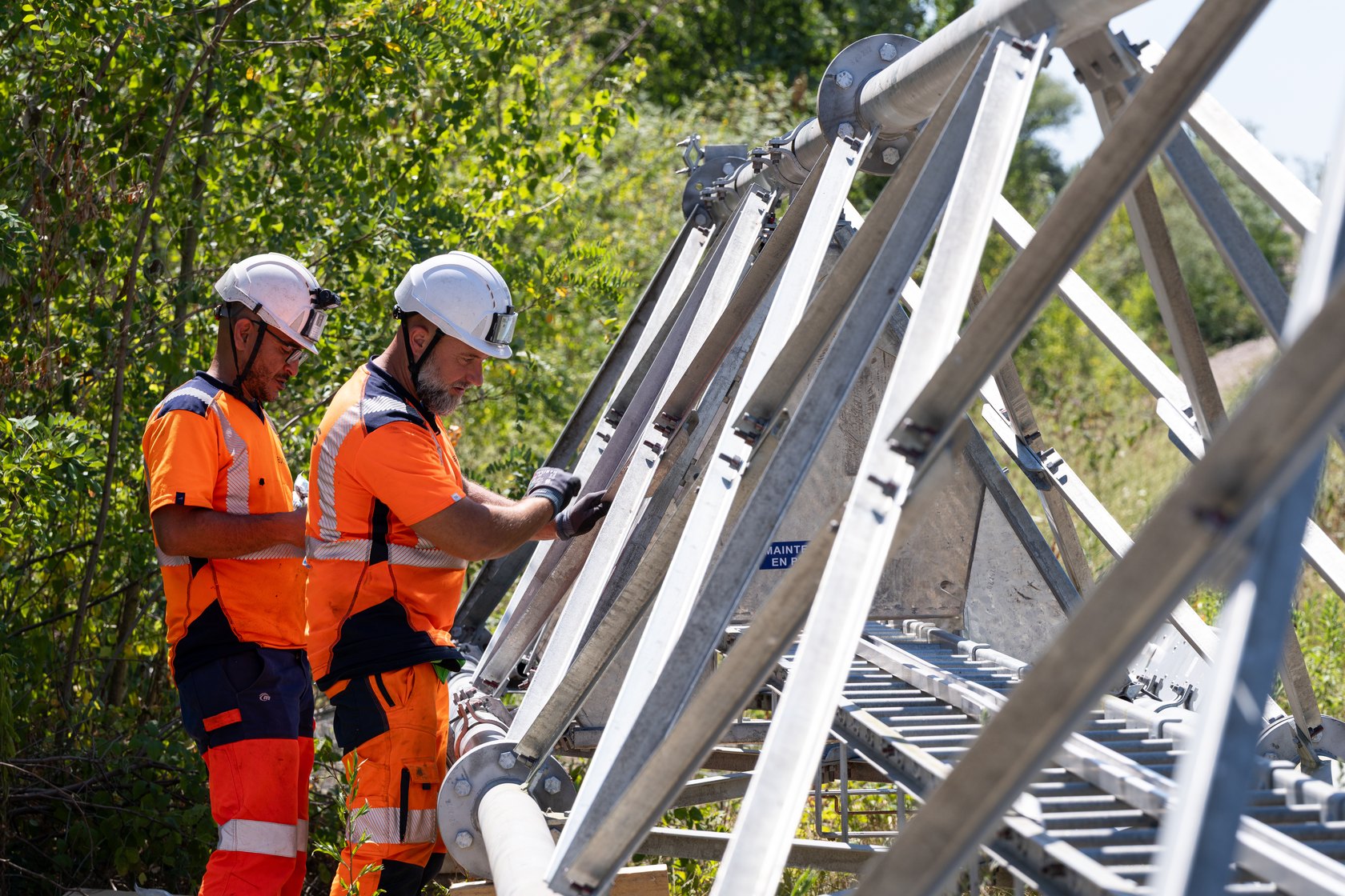 Raising an Axians telecom mast in Strasbourg