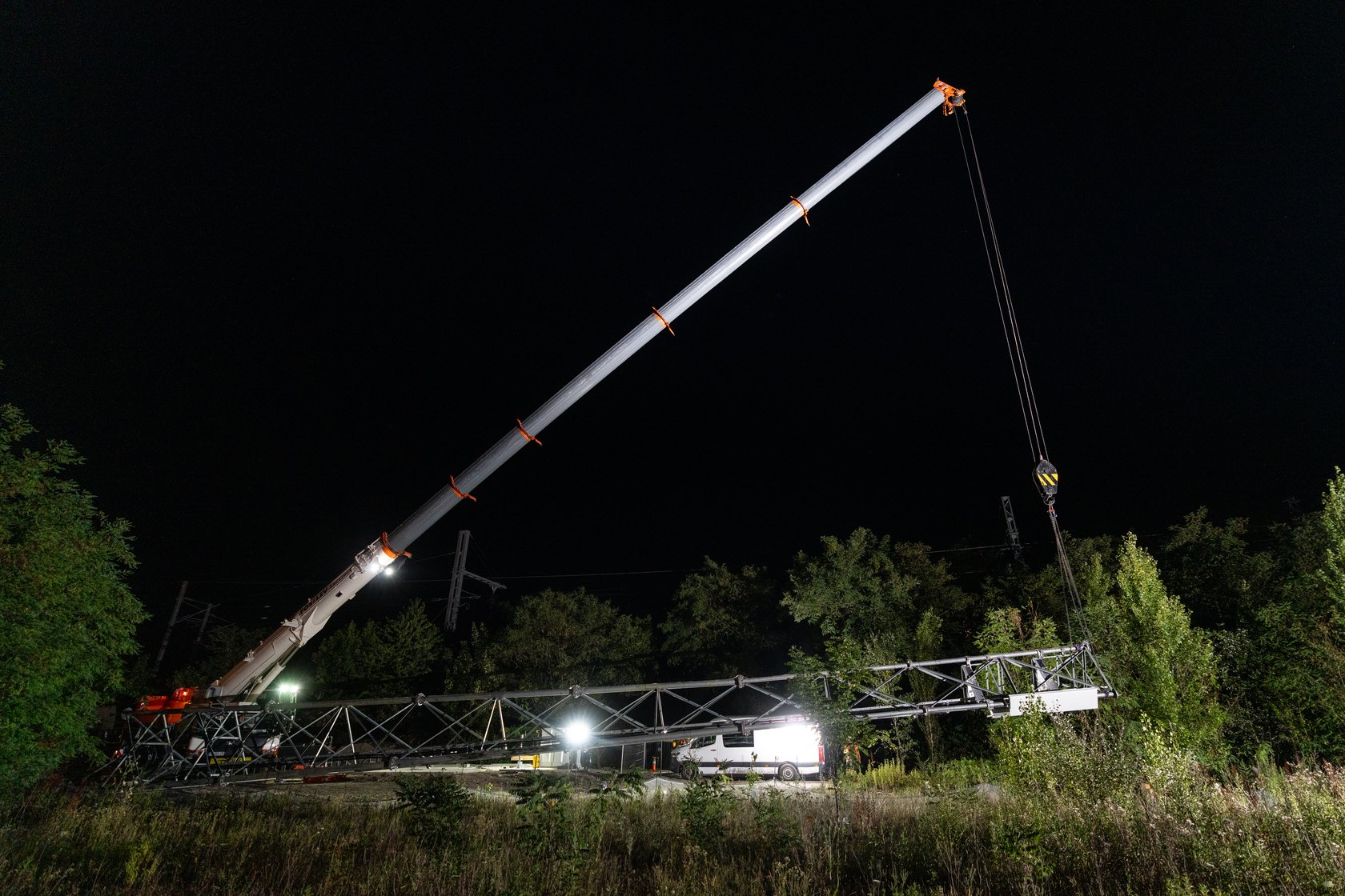 Raising an Axians telecom mast in Strasbourg
