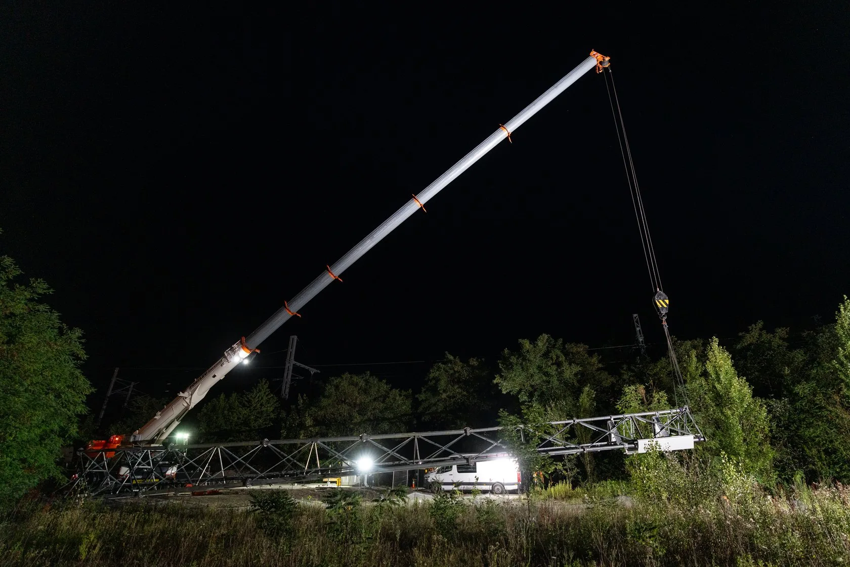 Raising an Axians telecom mast in Strasbourg