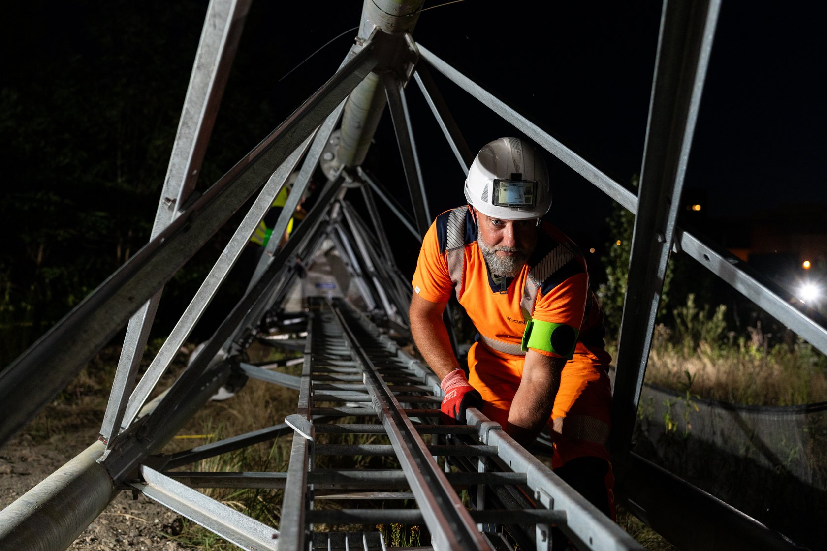 Raising an Axians telecom mast in Strasbourg