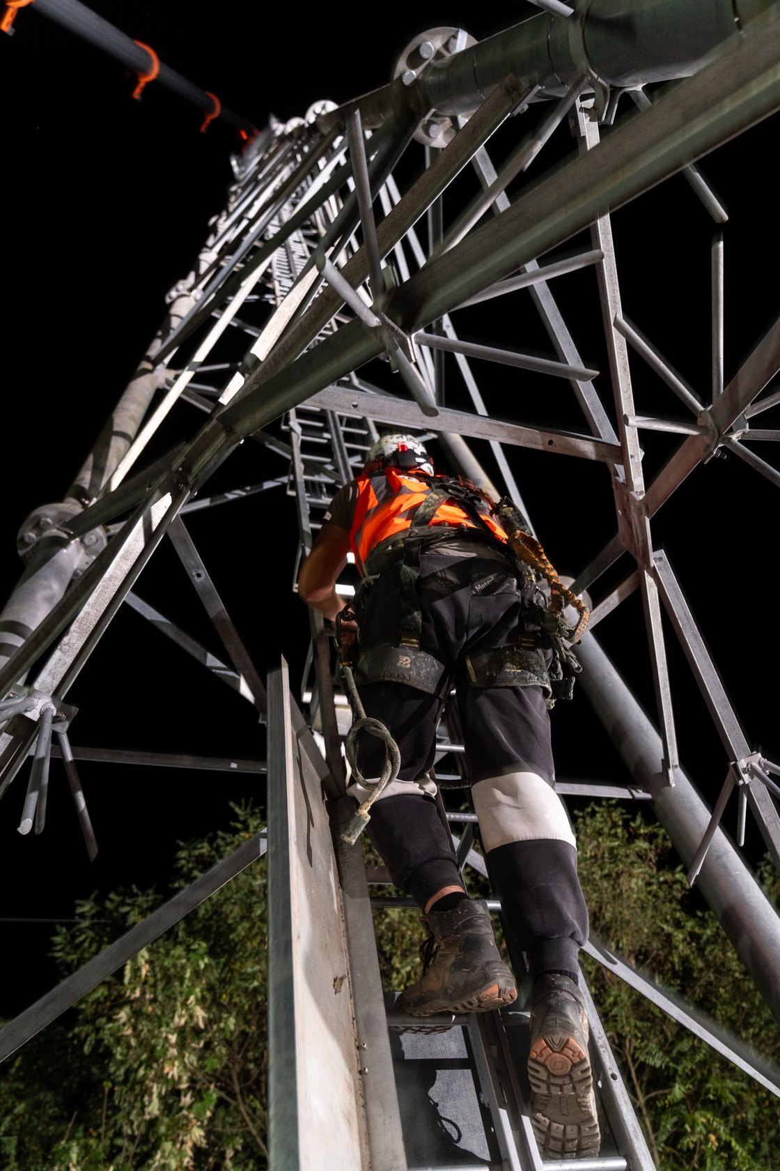 Raising an Axians telecom mast in Strasbourg