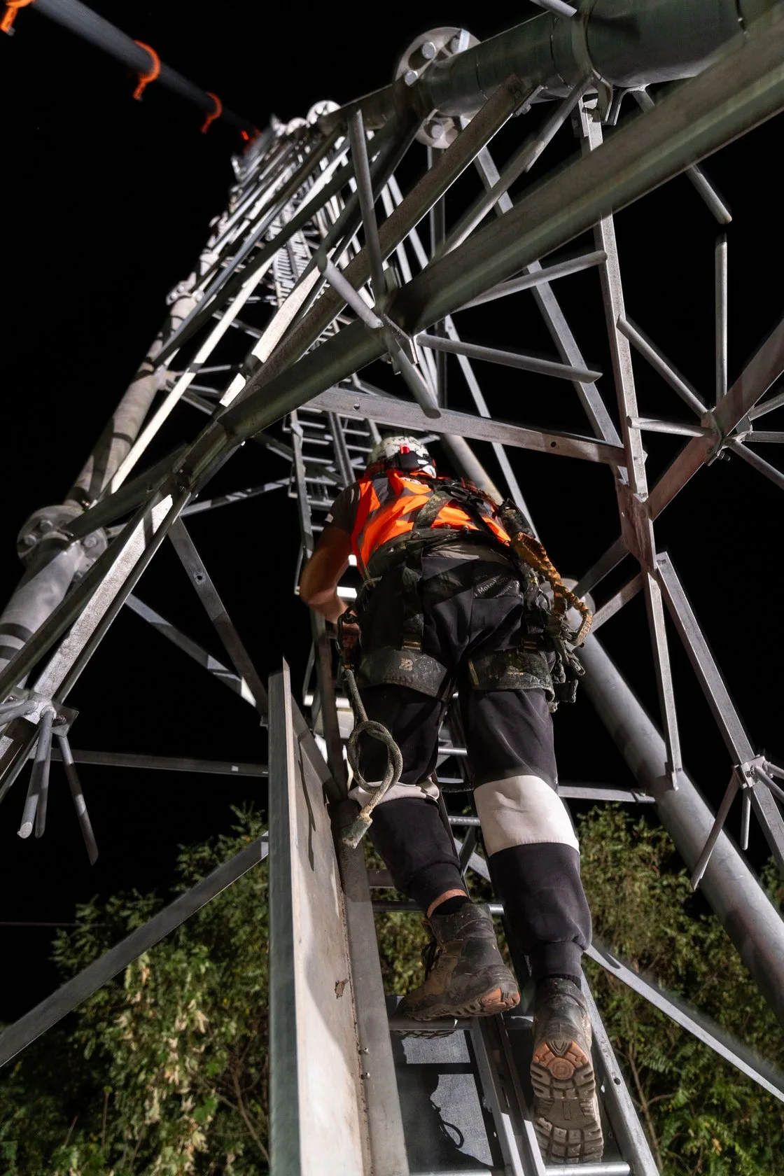 Raising an Axians telecom mast in Strasbourg