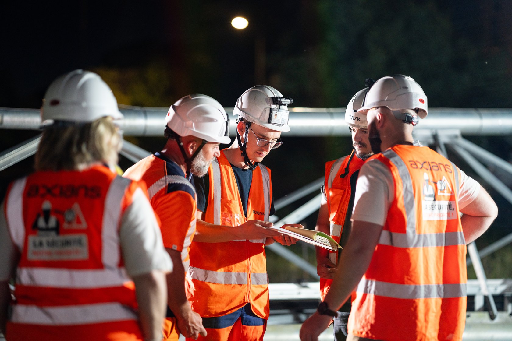 Raising an Axians telecom mast in Strasbourg
